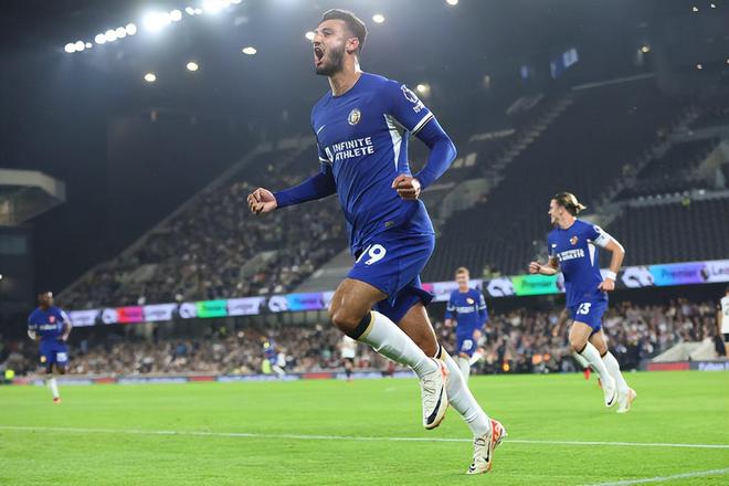 卡尔：我一直在提高右脚技术，能在17岁欧冠进球意义重大